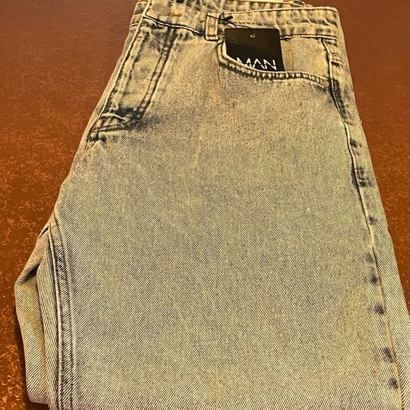 BOOHOO MAN RELAXED FIT TEXT DOVE PRINT JEAN - Picture 5 of 5